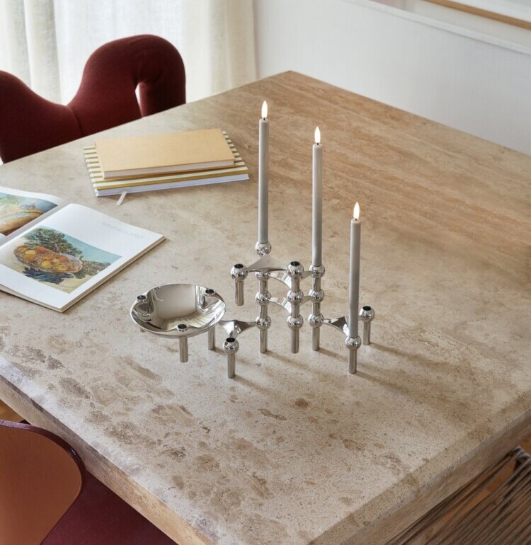 Zilveren iconische kandelaar van Stoff & Nagel op marmeren tafel in een huiselijke setting